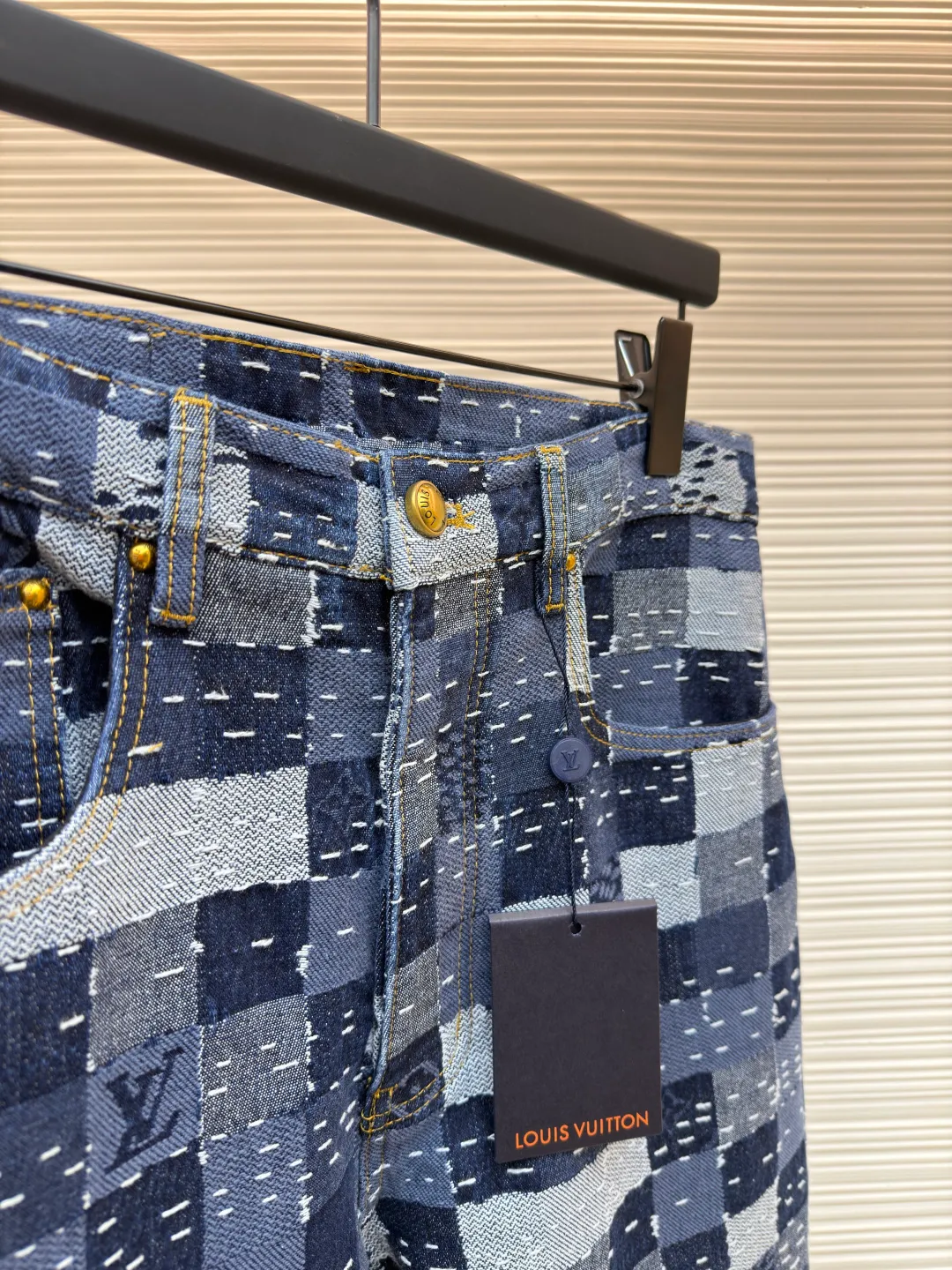 LOUIS VUITTON Nigo co-branded jacquard checkerboard denim trousers ●Authentic product: purchased and developed at 17600 ●Item number: 1680494-B55 ●Material: denim fabric ●Technology: jacquard production ●Version: fitted version ●Weight: about 870 grams ●Size: 28-30-32-34-36 ●Description: This skateboard jeans is from Pharrell The 2025 autumn and winter series collaborated by Williams and Nigo is made of 100% cotton fabric, which combines comfort and durability. The design cleverly incorporates the brand's iconic Damier plaid elements, paying tribute to traditional Japanese patchwork techniques through unique patchwork techniques. The trousers are cut in a classic five-pocket jean style, with pearlescent button placket and rivet embellishments at the front for refined details. An all-over logo jacquard accentuates the brand's identity, while a nubuck leather label adds a premium touch. The overall wiring is straight and delicate, the fabric is comfortable and soft, and the color is consistent without color difference. It can be matched with the same style to create a fashionable look and control various occasions. Customized accessories, complete with three standards, same style for men and women!